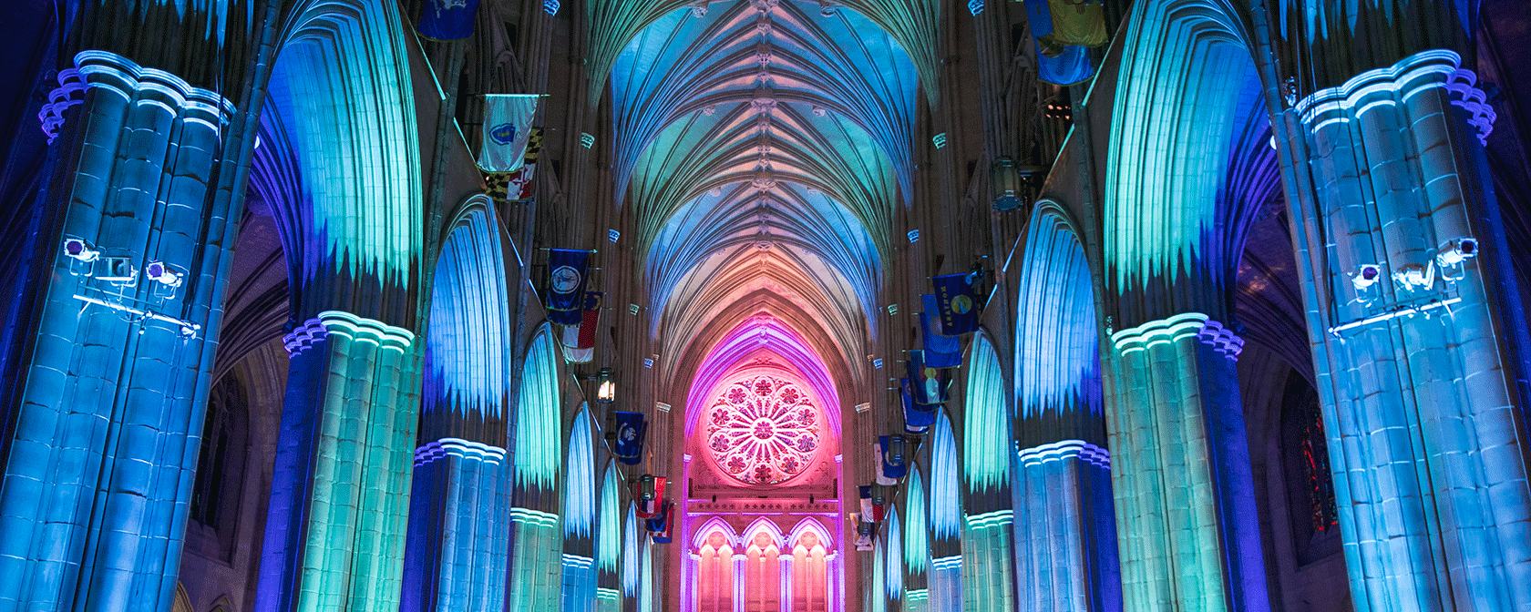 大教堂內部被藍色和粉紅色的燈光點亮（圖片來源：Jason Dixson）