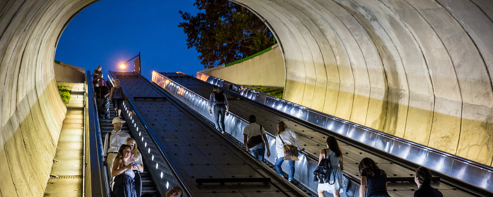 Les usagers du métro sur l'escalator à la sortie nord de Dupont Circle