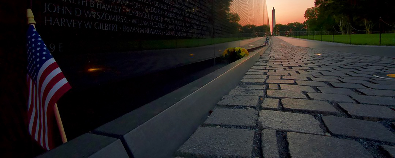 日出時的越戰紀念碑