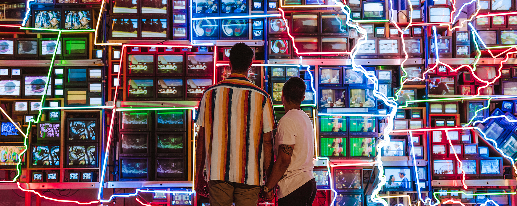 Couple looking at art at Smithsonian American Art Museum