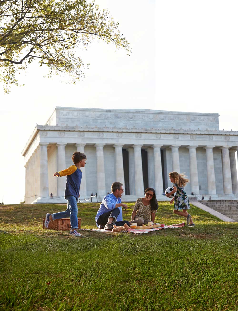 Family picnicking on National Mall by Lincoln Memorial
