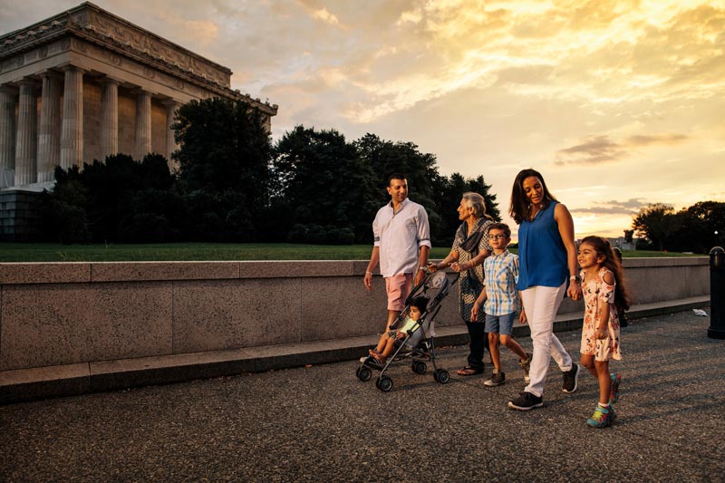 ナショナルモールを歩く家族-ワシントンDCの記念碑や記念碑を見学する方法
