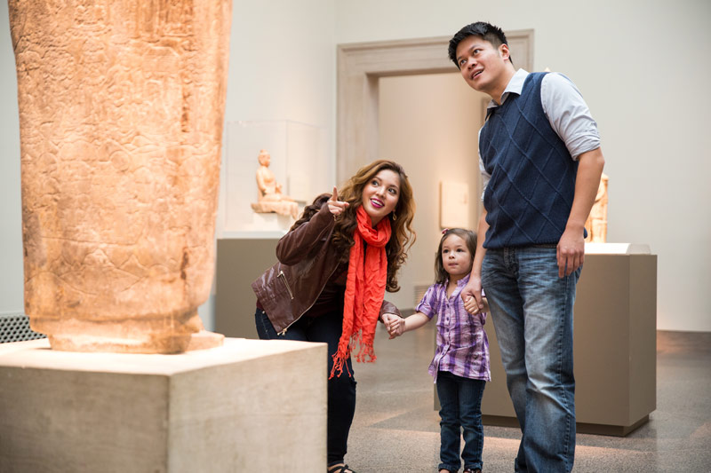 Дети посетители в музее. Семья в музее. Счастливая семья в музее. Дети с родителями в музее. Поход в музей семьей.