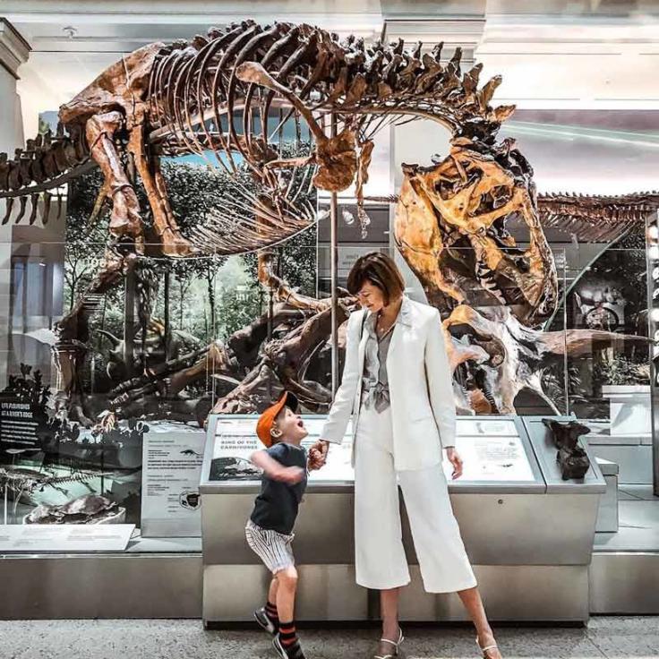@districtofchic - Mother with child at the Smithsonian National Museum of Natural History&#039;s fossil hall - Free things to do in Washington, DC